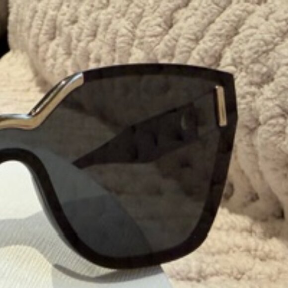 Prada Sunglass - Picture 7 of 16